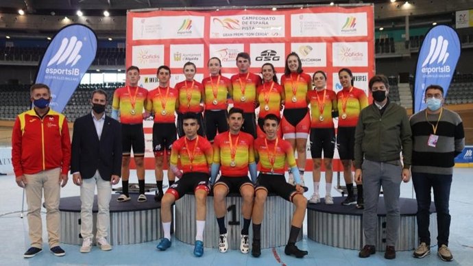Imagen del podio con los campeones de España de Madison