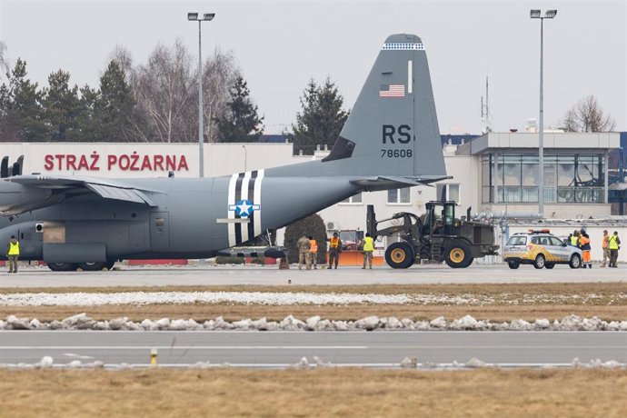Militares de Estados  Unidos llegan en avión al aeropuerto de Rzeszow Jasionka de Polonia