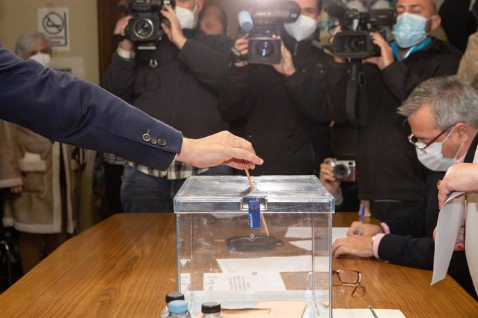 Una persona deposita su voto en una urna para la consulta popular sobre la fusión entre Don Benito y Villanueva de la Serena.