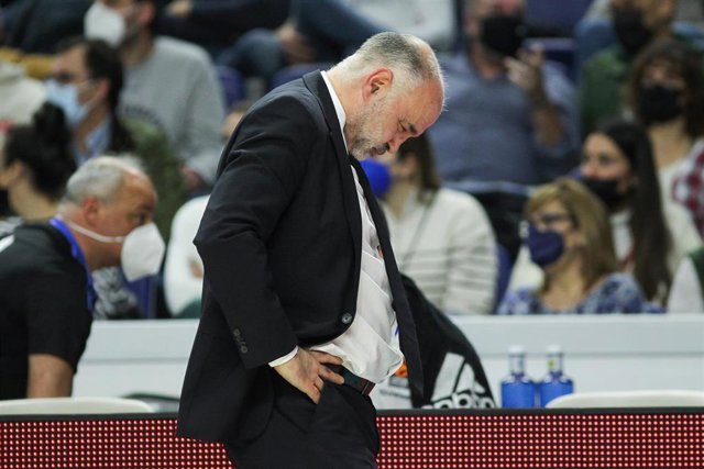 Pablo Laso pensativo durante un partido del Real Madrid