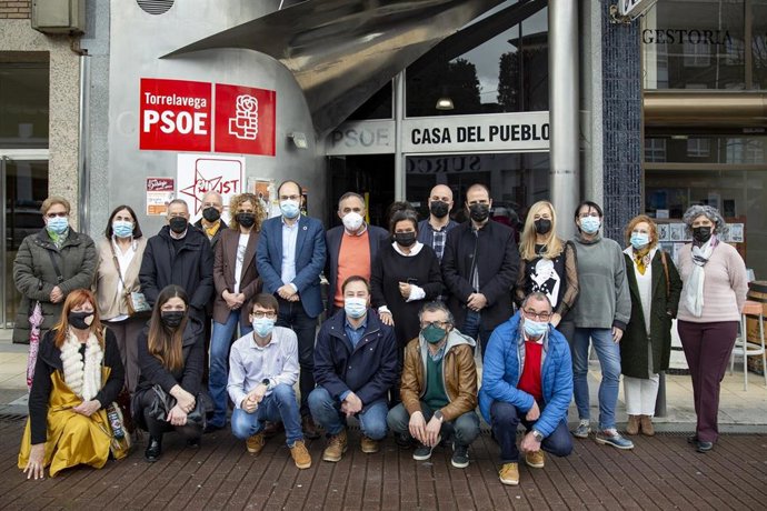 José Luis Urraca, nuevo secretario general del PSOE de Torrelavega, rodeado del resto de la Ejecutiva municipal del partido