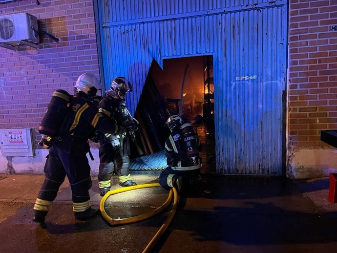 Bomberos controlan un incendio en una nave industrial en Humanes (Madrid).