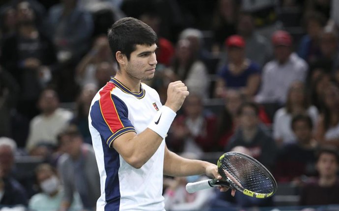 Archivo - El tenista español Carlos Alcaraz celebrando una victoria 