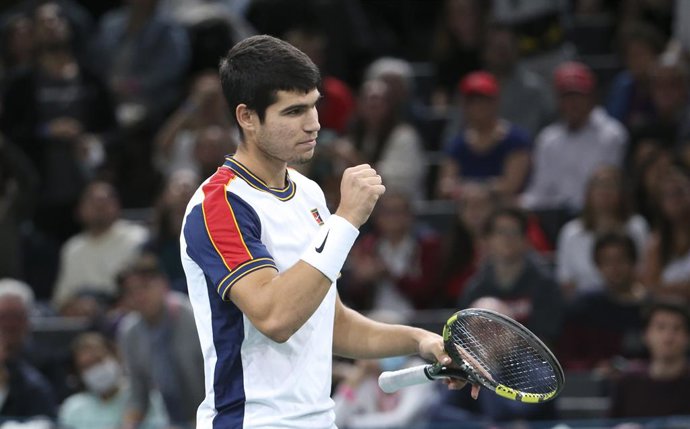 Archivo - Carlos Alcaraz of Spain celebrates his first round victory over Pierre-Hughes Herbert of France during day 2 of the Rolex Paris Masters 2021, an ATP Masters 1000 tennis tournament on November 2, 2021 at Accor Arena in Paris, France - Photo Jea