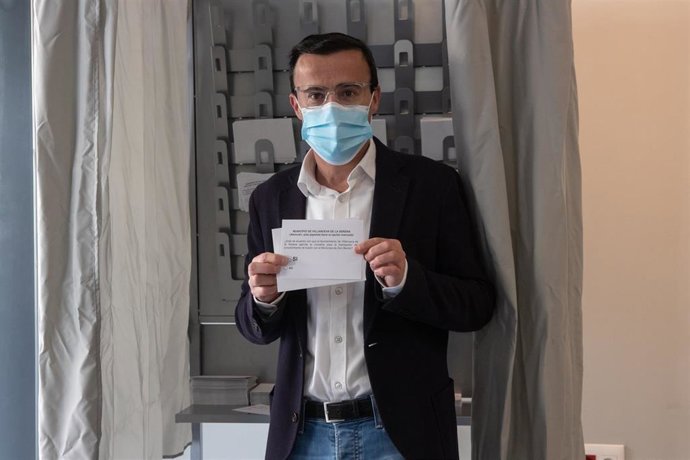 El alcalde de Villanueva de la Serena, Miguel Ángel Gallardo, este domingo en el colegio electoral.
