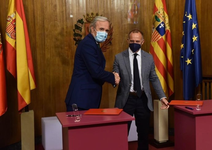 Archivo - Christian Lapetra estrecha la mano de Jorge Azcón, alcalde de Zaraogza, tras la firman de un convenio 