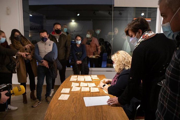 Varias personas recuentan los votos en la consulta popular para la fusión de Villanueva de la Serena y Don Benito