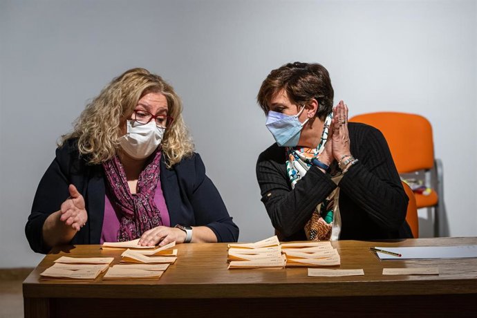 Varias voluntarias recuentan los votos sobre la fusión de las localidades pacenses de Don Benito y Villanueva de la Serena, 