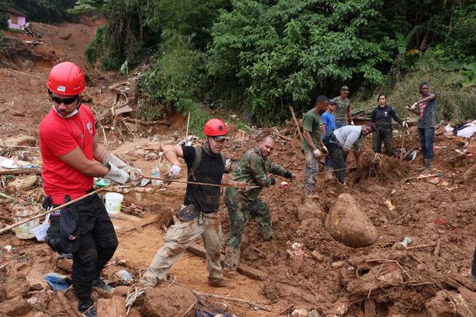 19 February 2022, Brazil, Petropolis: Rescue workers and residents search for victims in an area affected by landslides in Petropolis. Photo: Jose Lucena/TheNEWS2 via ZUMA Press Wire/dpa