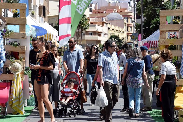 Archivo - Gente paseando por la calle Valentín Sanz en una nueva edición de 'Ven a Santa Cruz'