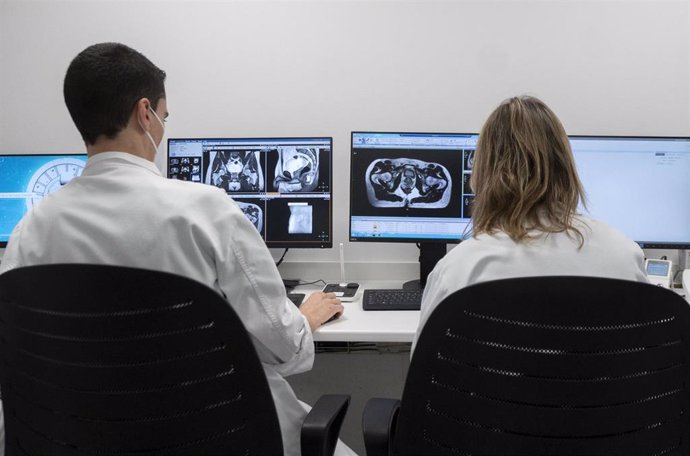 Archivo - Dos técnicos controlan el único sistema de radioterapia de precisión molecular guiada por resonancia magnética que existe en España, en el Hospital Carlos III, a 17 de diciembre de 2021, en Madrid, (España). Estos técnicos controlan el aparato