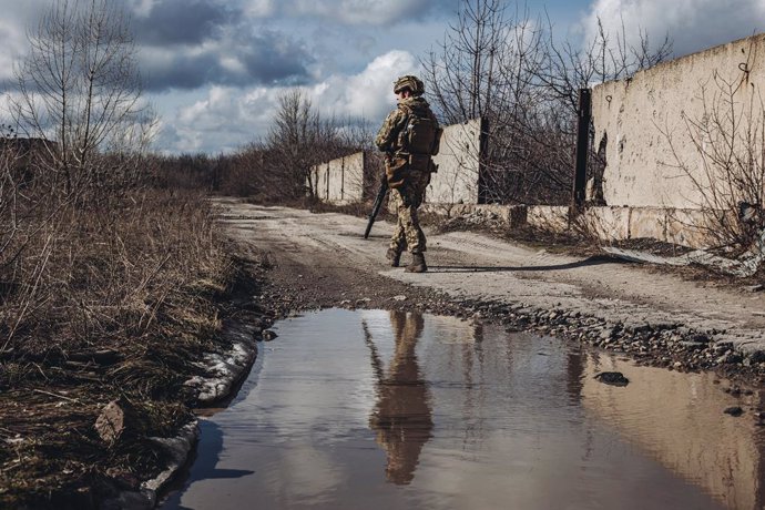 Un soldado, del ejército ucraniano, camina por la línea del frente, a 19 de febrero de 2022, en Avdiivka, Oblast de Donetsk (Ucrania). Las autoridades de las autoproclamadas repúblicas de Donetsk y Lugansk han anunciado el estado de movilización general