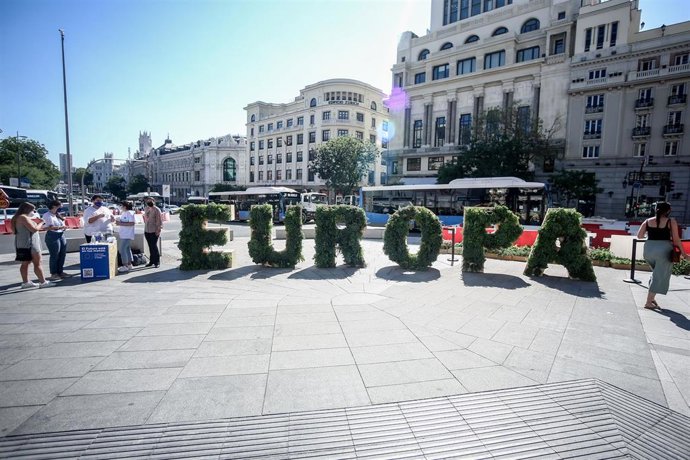Archivo - Letras gigantes Europa en los pies del edificio Metrópoli de Gran Vía.