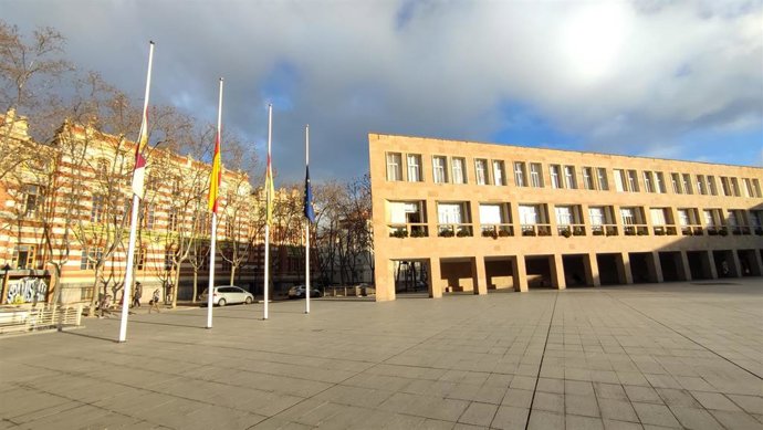 Banderas a media asta en el Ayuntamiento de Logroño por las víctimas del naufragio del Villa de Pitanxo