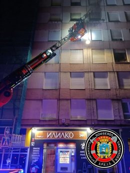 Los bomberos axulian a una persona utilizando una escala