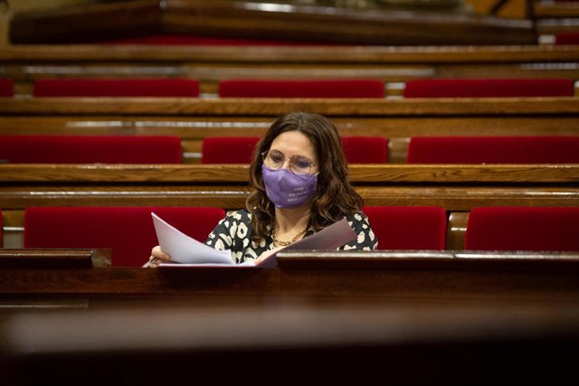 La consellera de Presidencia de la Generalitat, Laura Vilagrà, en un pleno en el Parlament, a 8 de febrero de 2022, en Barcelona, Cataluña (España).  
