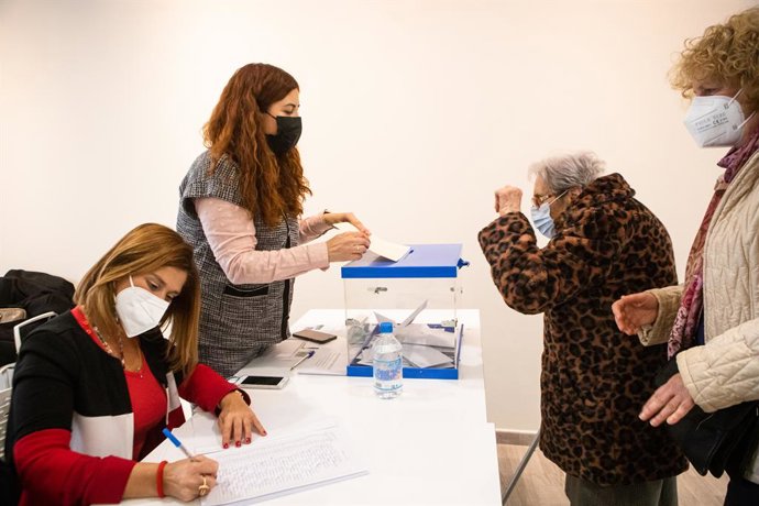 Una persona vota en la consulta popular sobre la fusión de las localidades pacenses de Don Benito y Villanueva de la Serena, a 20 de febrero de 2022, en Villanueva de la Serena, Badajoz, Extremadura (España). Algo más de 54.000 personas celebran una con
