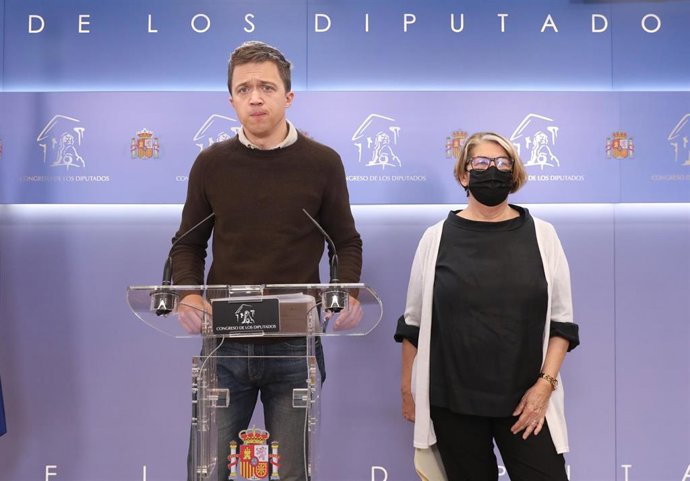 El líder de Más País, Íñigo Errejón, y la diputada de Más País Inés Sabanés, en una rueda de prensa previa a una reunión de la Junta de Portavoces, en el Congreso de los Diputados, a 15 de febrero de 2022, en Madrid (España).