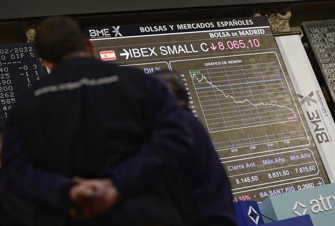 Un panel con valores del Ibex 35, en el Palacio de la Bolsa, a 4 de febrero de 2022, en Madrid (España). 