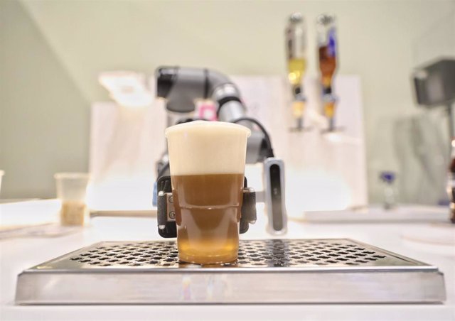 Archivo - Un robot sirve un vaso de cerveza en el estand Fitur Techy durante el segundo día de la 42ª edición de la Feria Internacional del Turismo, Fitur 2022, en Ifema Madrid, a 20 de enero de 2022, en Madrid (España).