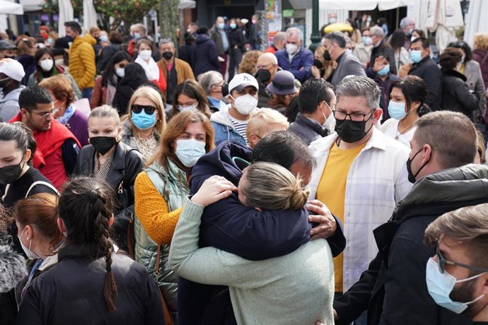 Varios familiares y allegados de los tripulantes desaparecidos, en el naufragio del buque en Terranova, participan en una concentración, en la Alameda de Marín, a 20 de febrero de 2022, en Marín, Pontevedra, Galicia (España). Los familiares piden con es