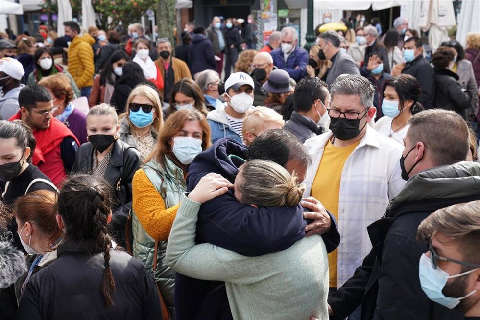 Varios familiares y allegados de los tripulantes desaparecidos, en el naufragio del buque en Terranova, participan en una concentración, en la Alameda de Marín, a 20 de febrero de 2022, en Marín, Pontevedra, Galicia (España). Los familiares piden con es