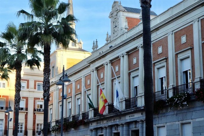 Banderas a media asta.