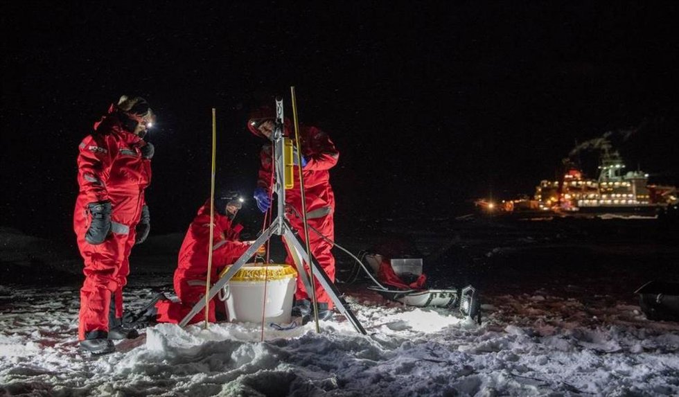 El objetivo del proyecto EFICA en el equipo ECO (Equipo de ecosistemas) es explorar si hay poblaciones de peces bajo el hielo marino y, de ser así, qué tamaño podrían tener y qué papel ecológico juegan los peces en la red alimentaria pelágica