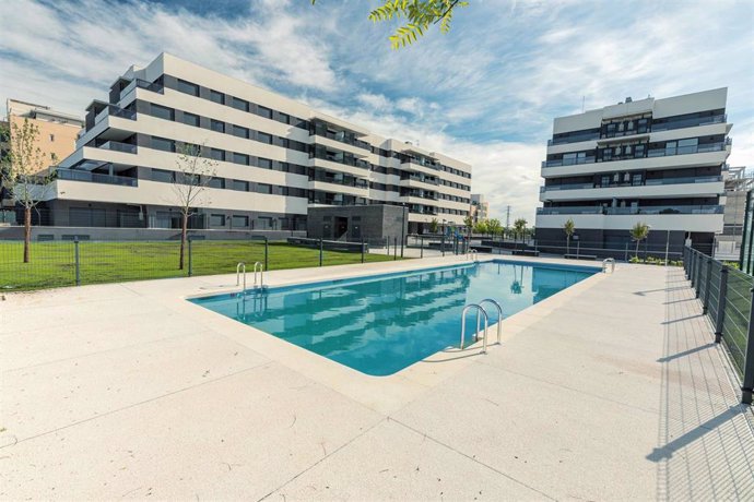 La piscina de la promoción BtR Las Terrazas de Alcalá de Henares que Aedas Homes ha promovido para Avalon Properties