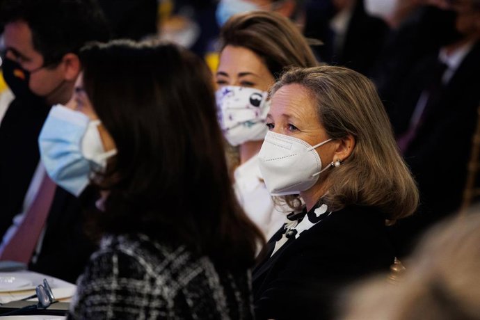 Archivo - (I-D) La ministra de Transportes, Movilidad y Agenda Urbana, Raquel Sánchez; la vicepresidenta primera y ministra de Asuntos Económicos y Transformación Digital, Nadia Calviño; y la ministra de Justicia, Pilar Llop.