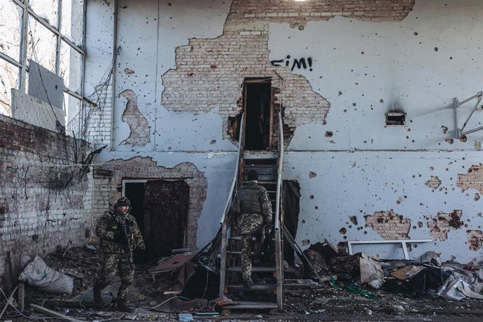 Unos soldados ucranianos se dirigen a su posición en la línea del frente en un pueblo cercano a la línea de contacto, a 15 de febrero de 2022, en Marinka, Oblast de Donetsk (Ucrania). Casi 8 años después del comienzo de la guerra del Donbass (2014), en 