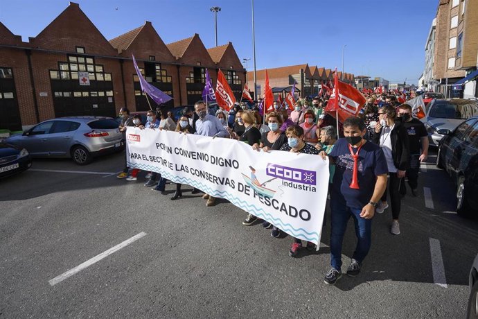 Archivo - Manifestación de las conserveras en Santoña en una foto de archivo