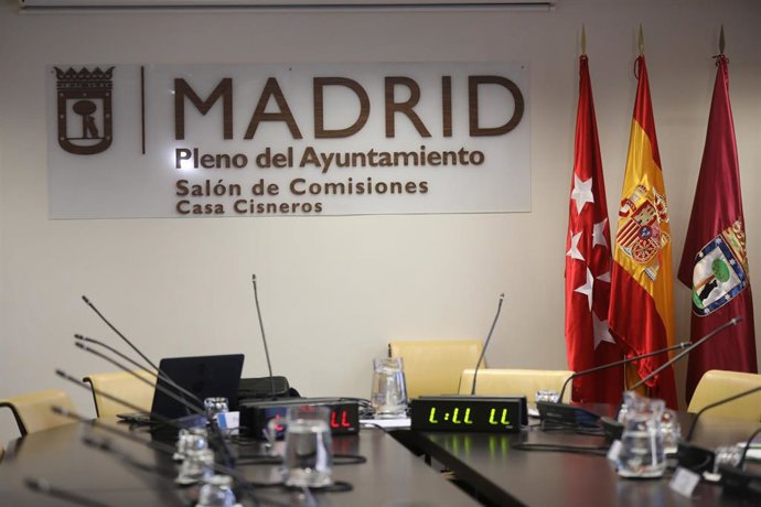 El Salón de Comisiones de la Casa de Cisneros vacío donde se iba a celebrar una comisión extraordinaria y urgente de Portavocía y Seguridad, que finalmente se ha suspendido, a 21 de febrero de 2022, en Madrid (España). La comisión, que no se ha celebrad
