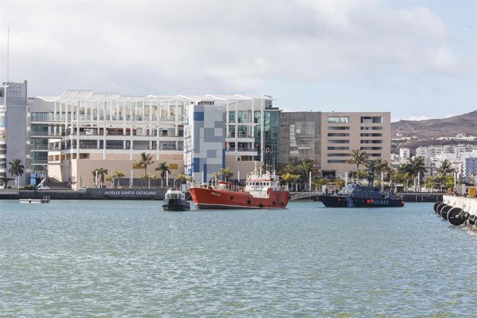Archivo - Agentes de la Policía Nacional y la Guardia Civil llegan a la Base Naval de Gran Canaria en la patrullera Sacre de Vigilancia Aduanera de la Agencia Tributaria después de incautar una embarcación cargada de hachís en aguas del Atlántico, a 1