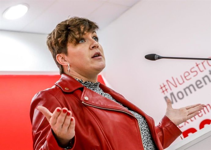 La portavoz del PSOE de Extremadura, Soraya Vega, en rueda de prensa