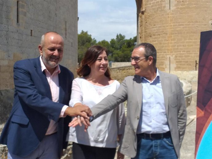 Archivo - De izquierda a derecha, los candidatos de MÉS, Miquel Ensenyat, PSIB, Francina Armengol, y Unidas Podemos, Juan Pedro Yllanes, firman el acuerdo de gobernabilidad para el Govern