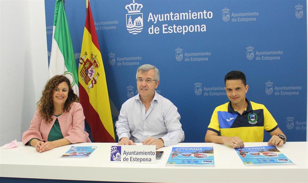 El alcalde de Estepona, José María García Urbano, en el centro de la imagen, presenta la I Media Maratón que discurrirá por la Senda Litora