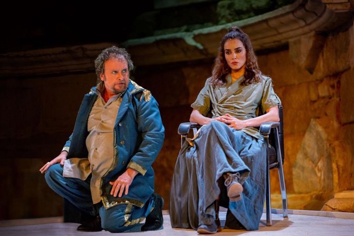 'Antígona' , Coproducida Por El Desván Producciones, El Festival Internacional De Teatro De Mérida Y El Teatro Español,