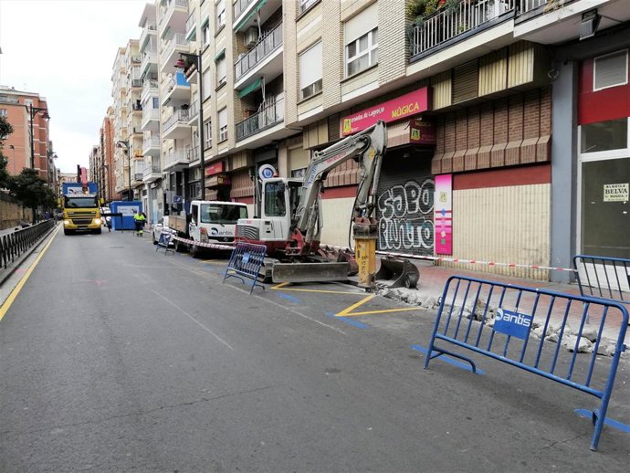 Esta mañana han comenzado las obras en la calle Doctor Múgica, en el tramo comprendido entre la Avenida Pérez Galdós y Gran Vía, para mejorar los itinerarios peatonales y el entorno escolar.