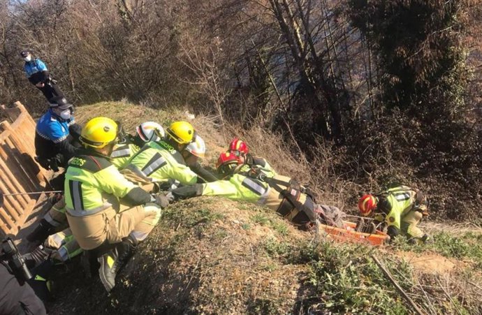 Rescate de un joven que había caído por un terraplén junto al río Pisuerga en La Overuela.