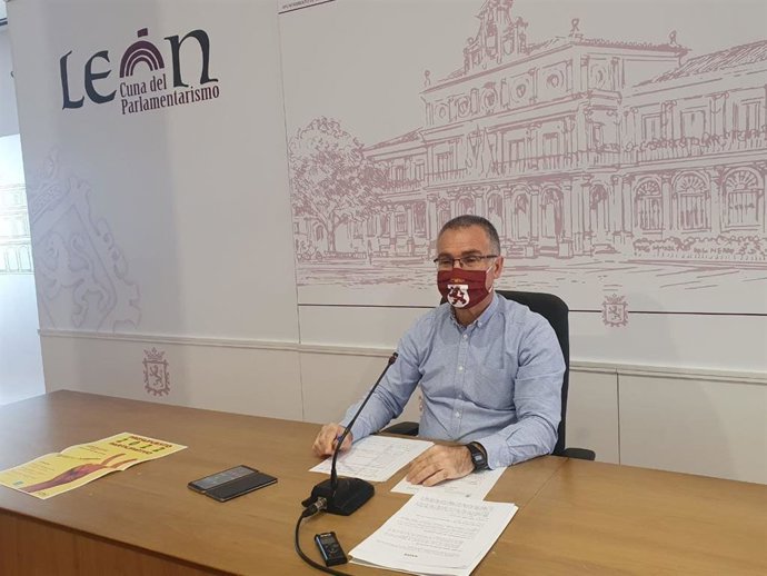 El concejal de Participación Ciudadana del Ayuntamiento de León, Nicanor Pastrana, detallando el presupuesto participativo de 2022.