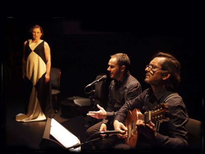 La vida y la obra de la poeta alicantina Paca Aguirre son la materia prima de 'Encendidas', una de las propuestas "más personales y conmovedoras" de la Companyia Hongaresa de Teatre