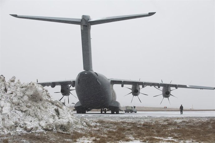 Llegada del avión A-400 del Ejército del Aire en el aeropuerto de San Juan de Terranova, a 20 de febrero de 2022, en Terranova, Canadá (Estados Unidos). El gobierno español ha fletado este avión para repatriar a los tres marineros supervivientes al nauf