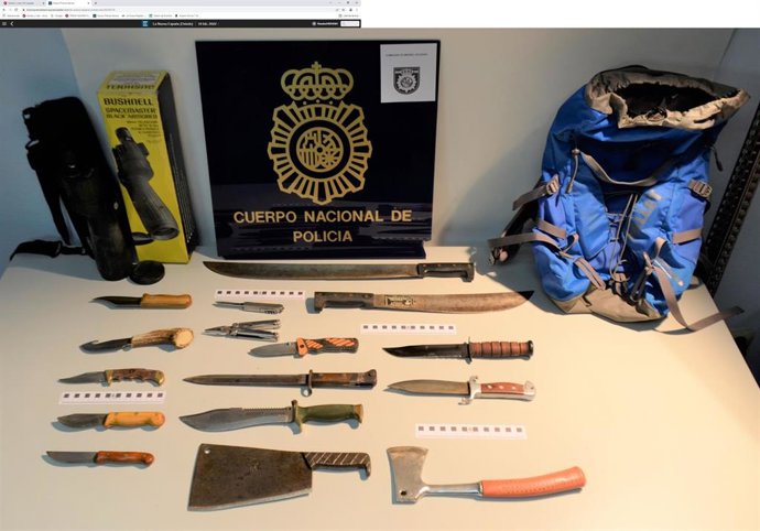 Armas blancas incautadas a un hombre en Mieres detenido por el robo en 20 cocheras.