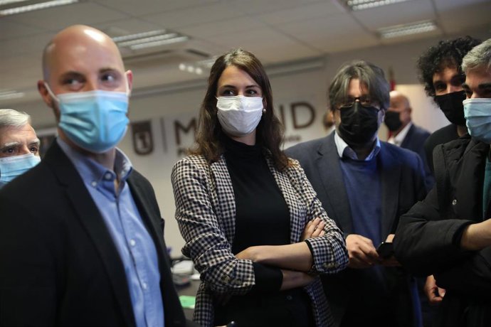 La portavoz del Ayuntamiento de Madrid, Rita Maestree (c), a su llegada al Salón de Comisiones de la Casa de Cisneros 