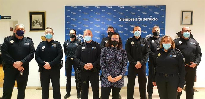 El jefe de la Policía Local, José Luis Carque; la regidora de Seguridad Ciudadana, Joana Adrover; la comisaría Antnia Barceló y los siete nuevos subinspectores de la Policía Local de Palma.