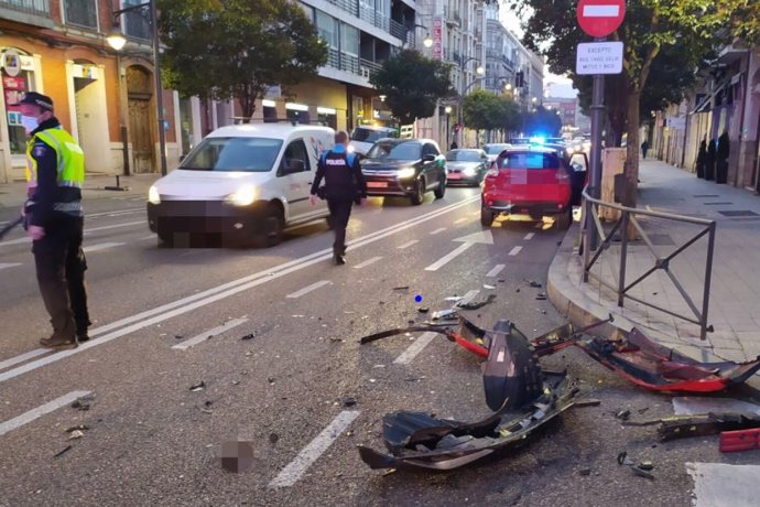Turismo que sufrió una colisión con un autobús en la calle Miguel Íscar.