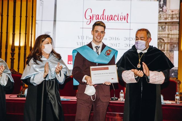 El egresado de la Universidad de Castilla-La Mancha (UCLM) Juan Carlos de la Flor Gutiérrez es el mejor graduado de España en Humanidades