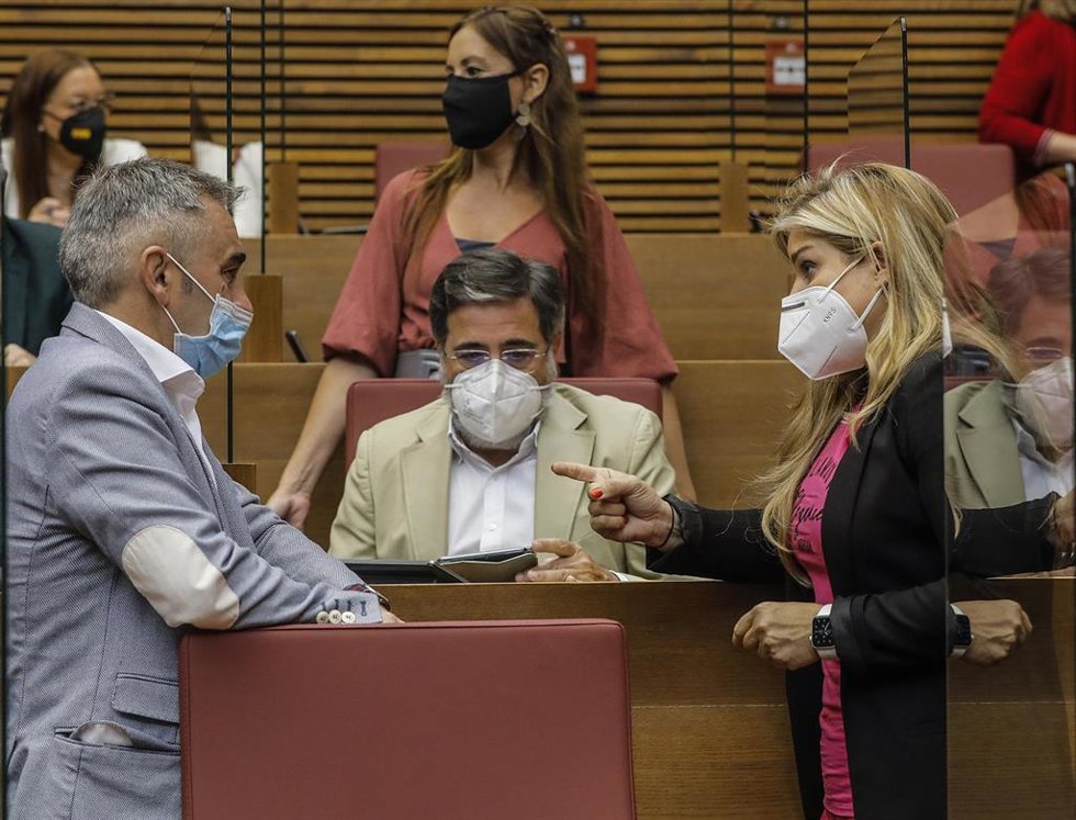 Archivo - (I-D) Los diputados del PP en Les Corts Miguel Barrachina, Alfredo Castelló y Eva Ortiz