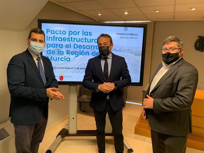 Os consejeros de Fomento e Infraestructuras y de Transparencia, Seguridad y Emergencias, José Ramón Díez de Revenga y Antonio Sánchez Lorente, acompañados del secretario general de la Cámara de Comercio de Murcia, José Daniel Martín, durante la presenta